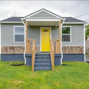 Hot Tub Getaway Close To Downtown! Holiday home